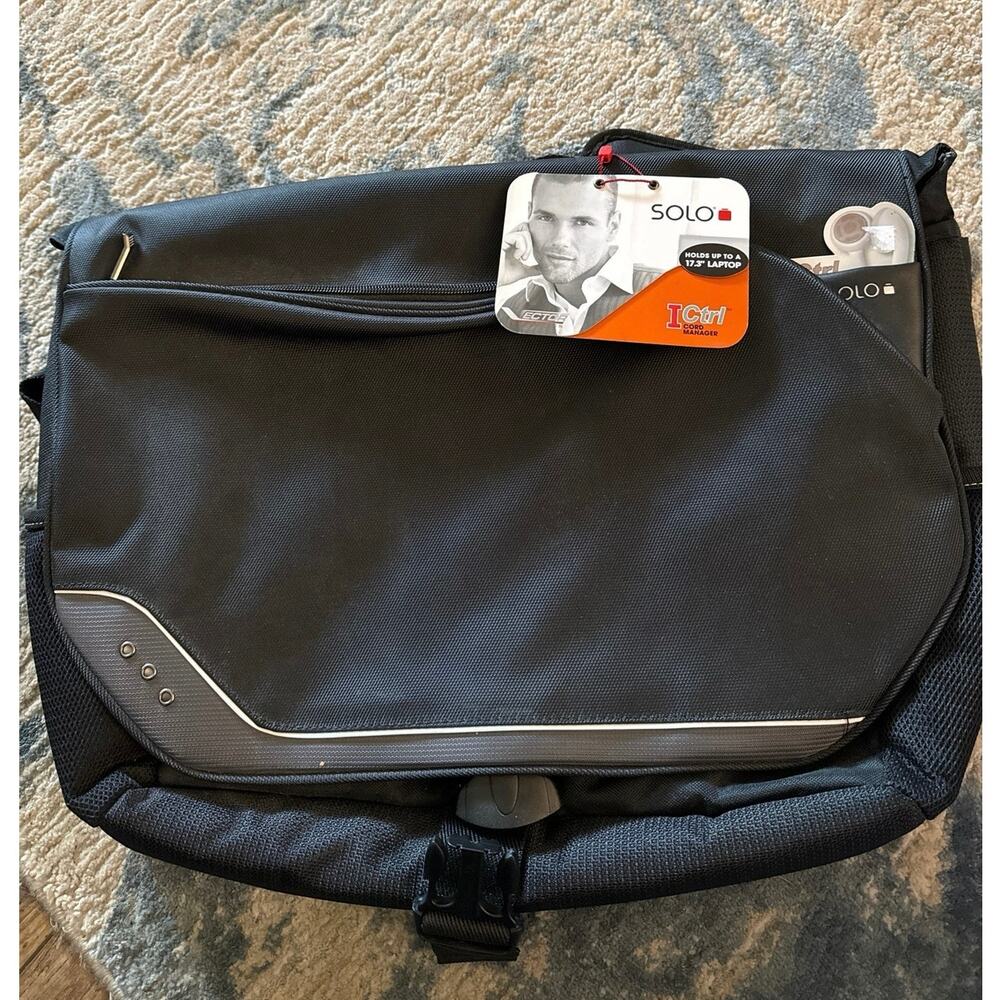 Solo laptop messenger bag. Holds laptop up to 17.3” Intel Headphone pocket